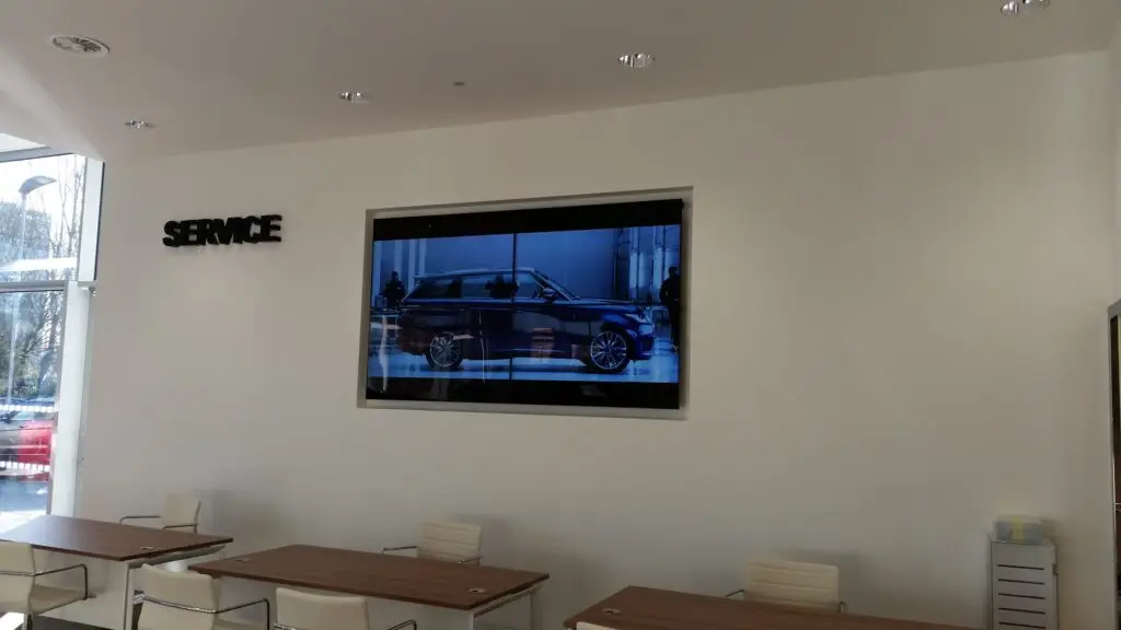 video wall display screen for retail outlet 